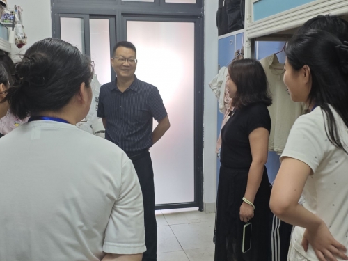 深入宿舍倾听学子心声 抓实安全督查筑牢成长防线
——第一临床学院副院长唐接福带队开展学生宿舍走访慰问暨安全督查工作